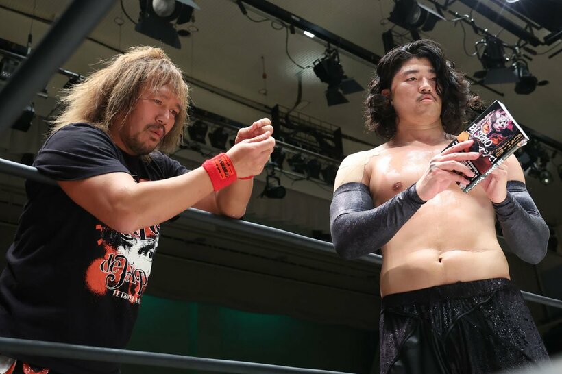 試合後、OZAWA(右)にBUSHIの自伝を手渡す内藤哲也