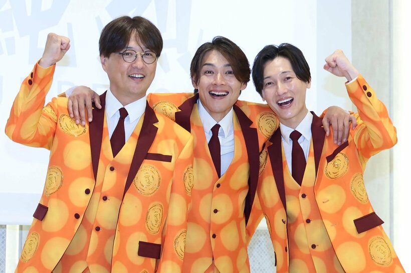 白川裕二郎(中)の卒業会見を行った純烈の酒井一圭(左)と後上翔太