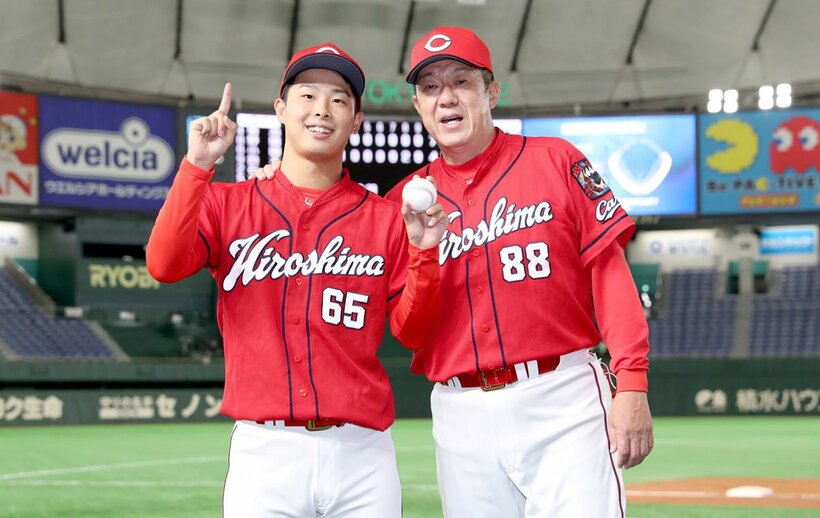  初勝利を佐々岡監督(右)に祝福される広島・玉村