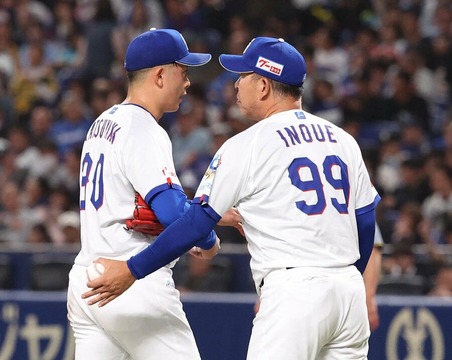 降板する松山晋也(左)の腰をポンと叩く中日・井上監督