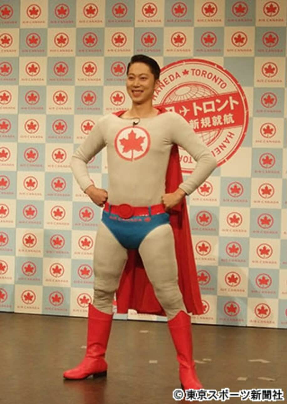 スーパーマン風のコスチュームで、イベントに登場した「はんにゃ」の金田