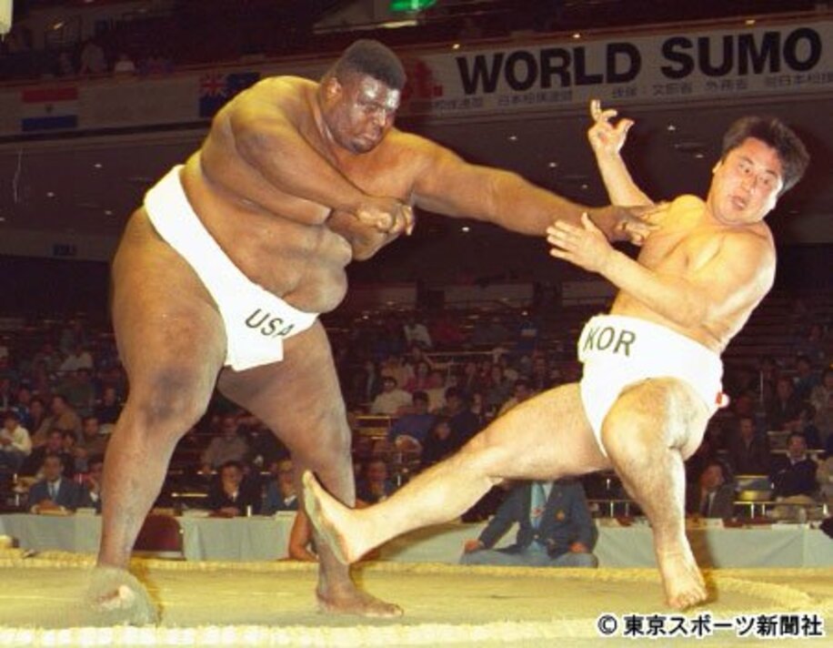 世界相撲選手権で活躍したヤーブローさん（左＝写真は１９９２年１２月、第１回大会のもの）