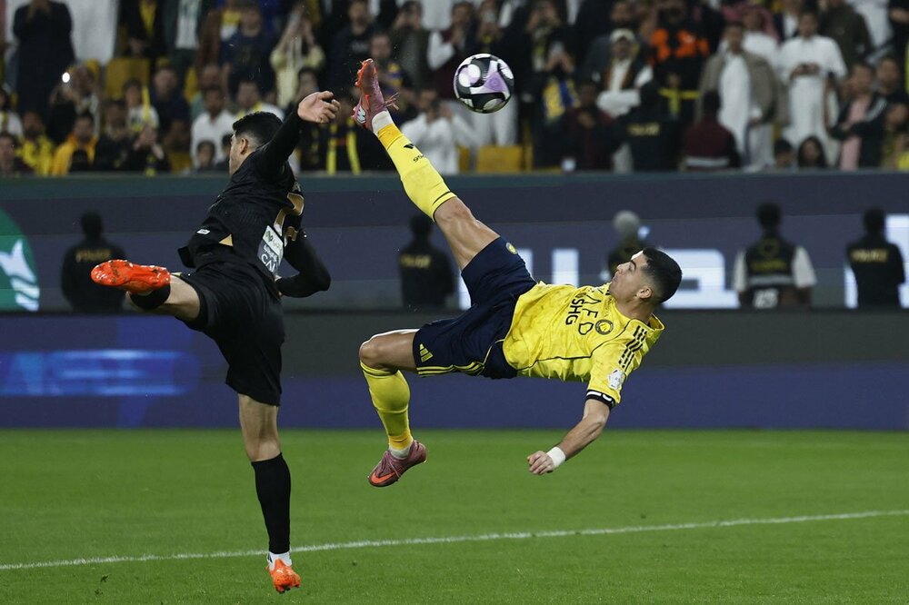 11月23日の試合でオーバーヘッドキックを決めるロナウド（ロイター）
