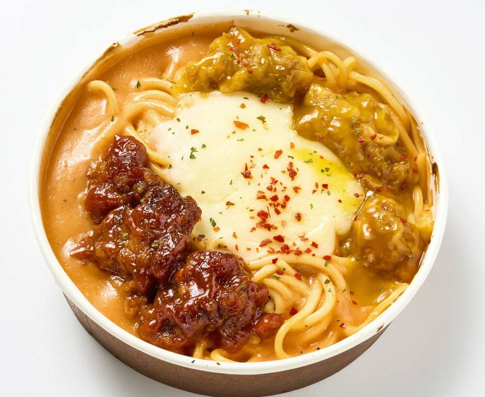 焼きパスタがアクセントに!