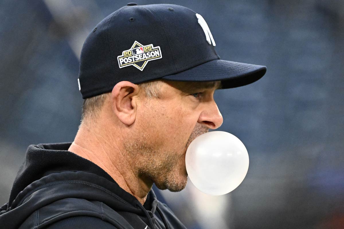 ガムを膨らませるブーン監督（ロイター）