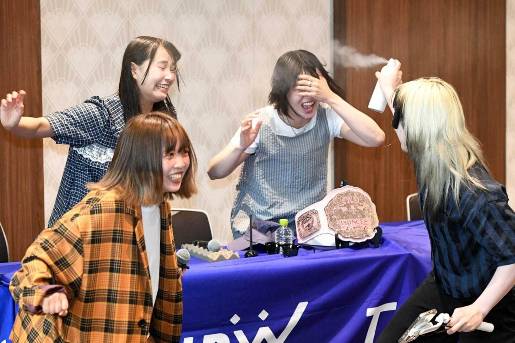 スプレーを噴射するハイパーミサヲ（右）