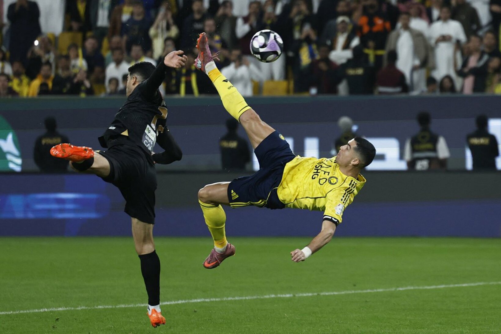 11月23日の試合でオーバーヘッドキックを決めるロナウド（ロイター）