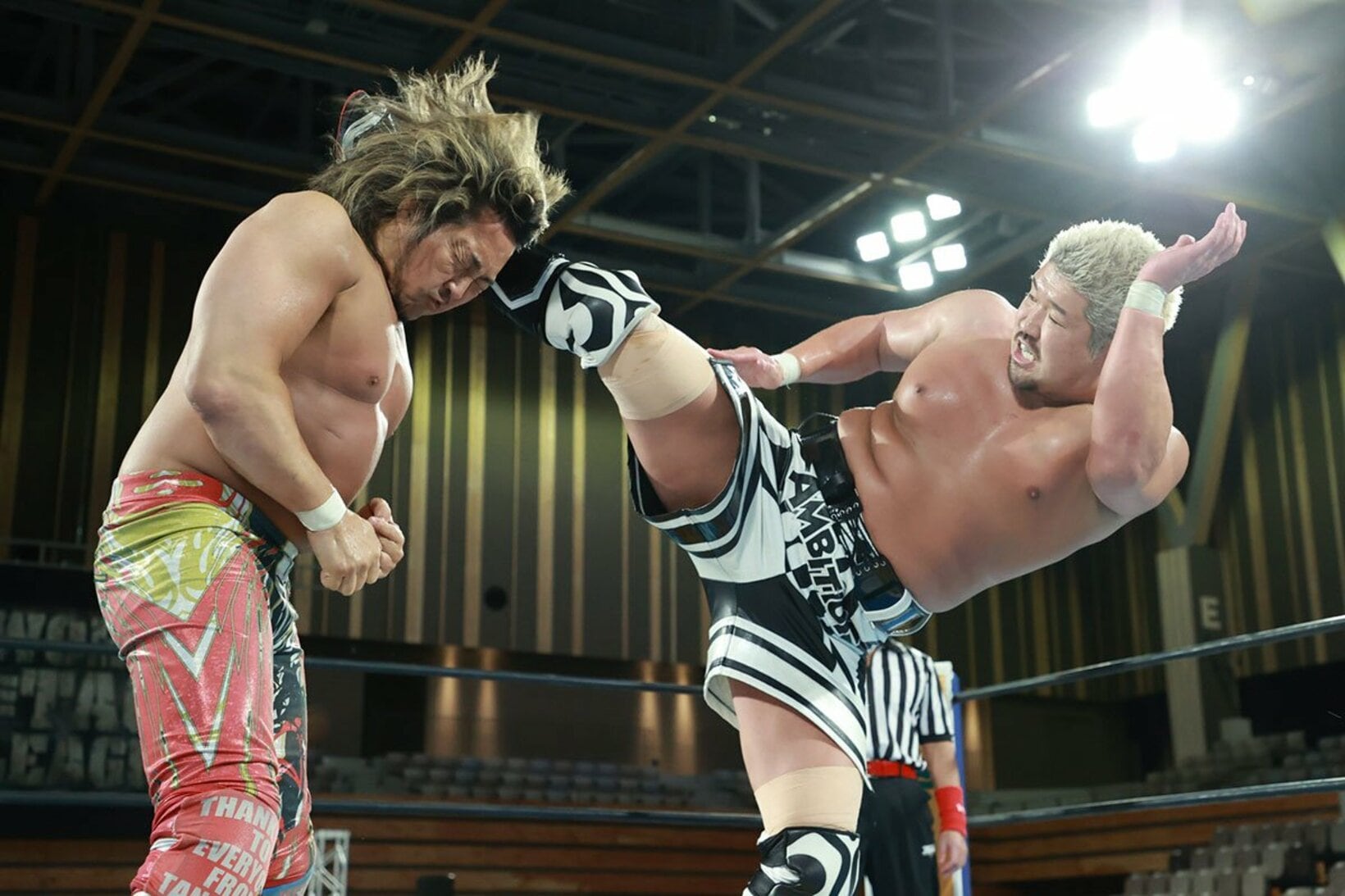 棚橋弘至(左)にハイキックを放つYuto-Ice