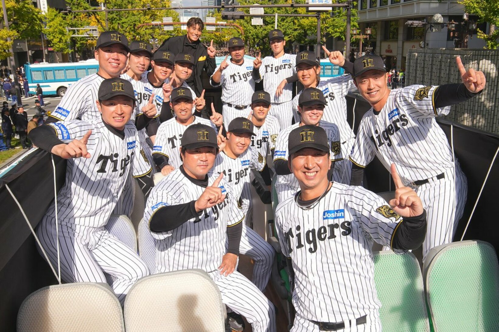優勝パレード１号車に乗る選手たち　なぜかOB糸井の姿も…