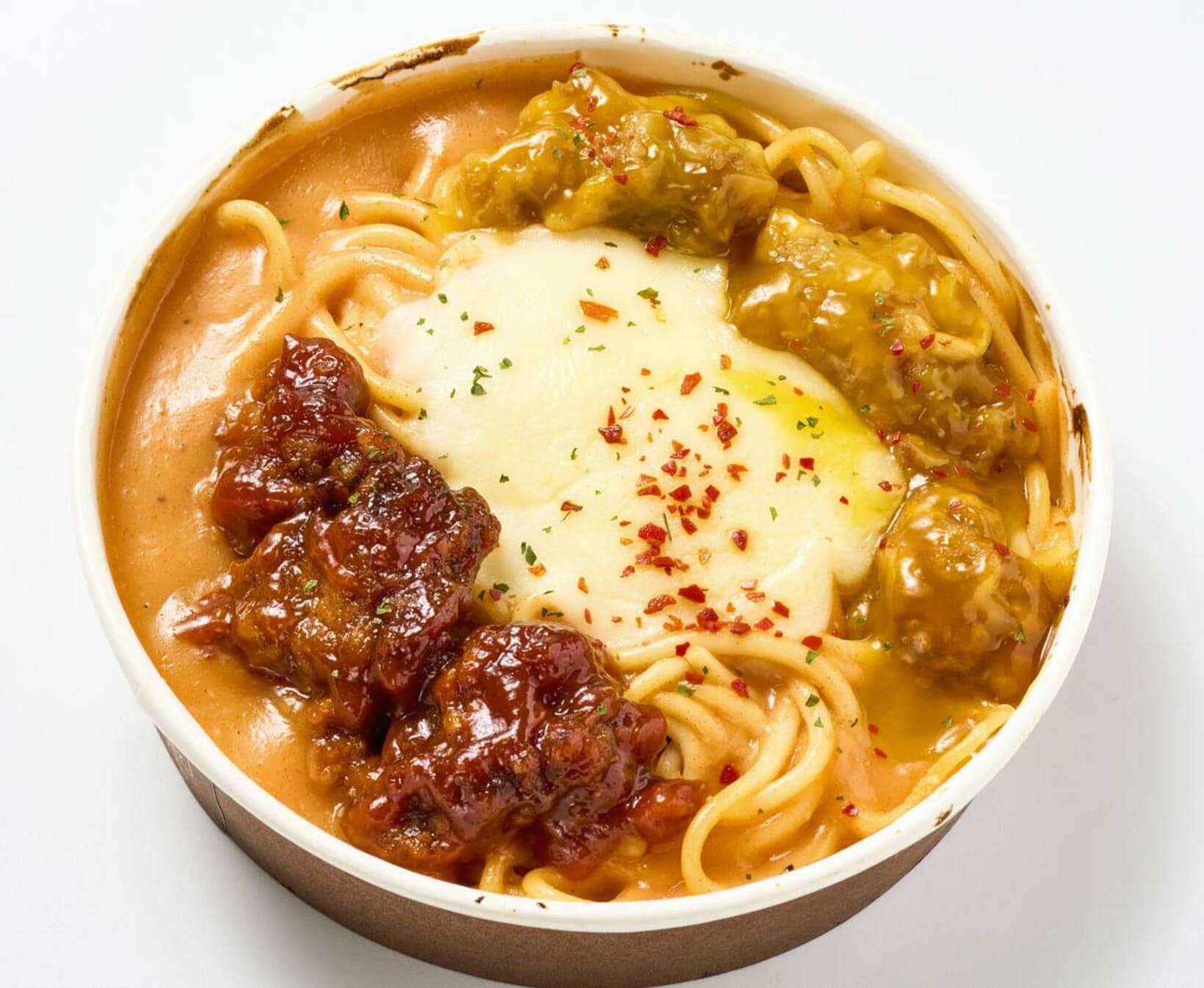 焼きパスタがアクセントに！