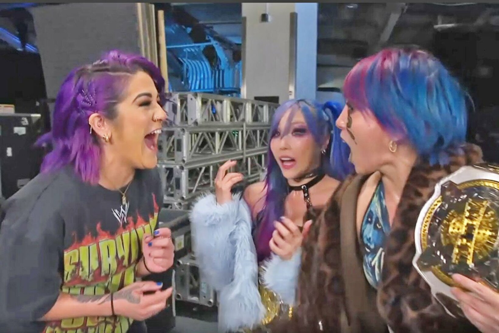 アスカ(右)とカイリ・セイン(中)は因縁のあるベイリーをチームに誘ったが…（©AbemaTV,Inc.）