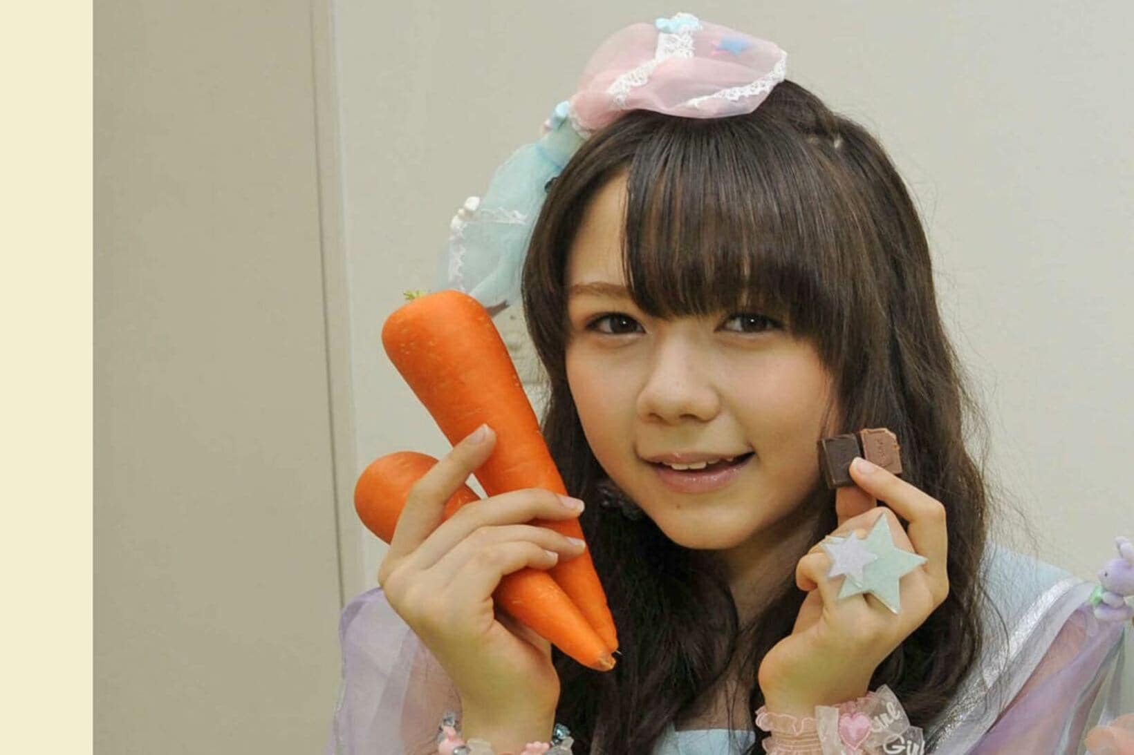 １３年前、大好きなニンジンをアピールする村重杏奈（２０１３年）