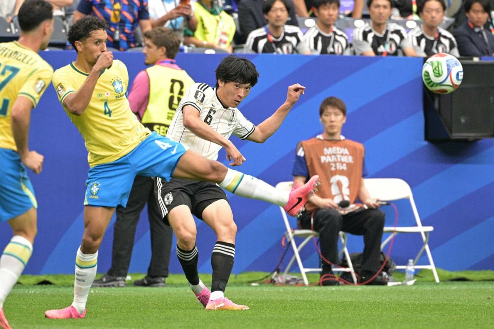 ブラジル戦でクロスを上げる町野修斗