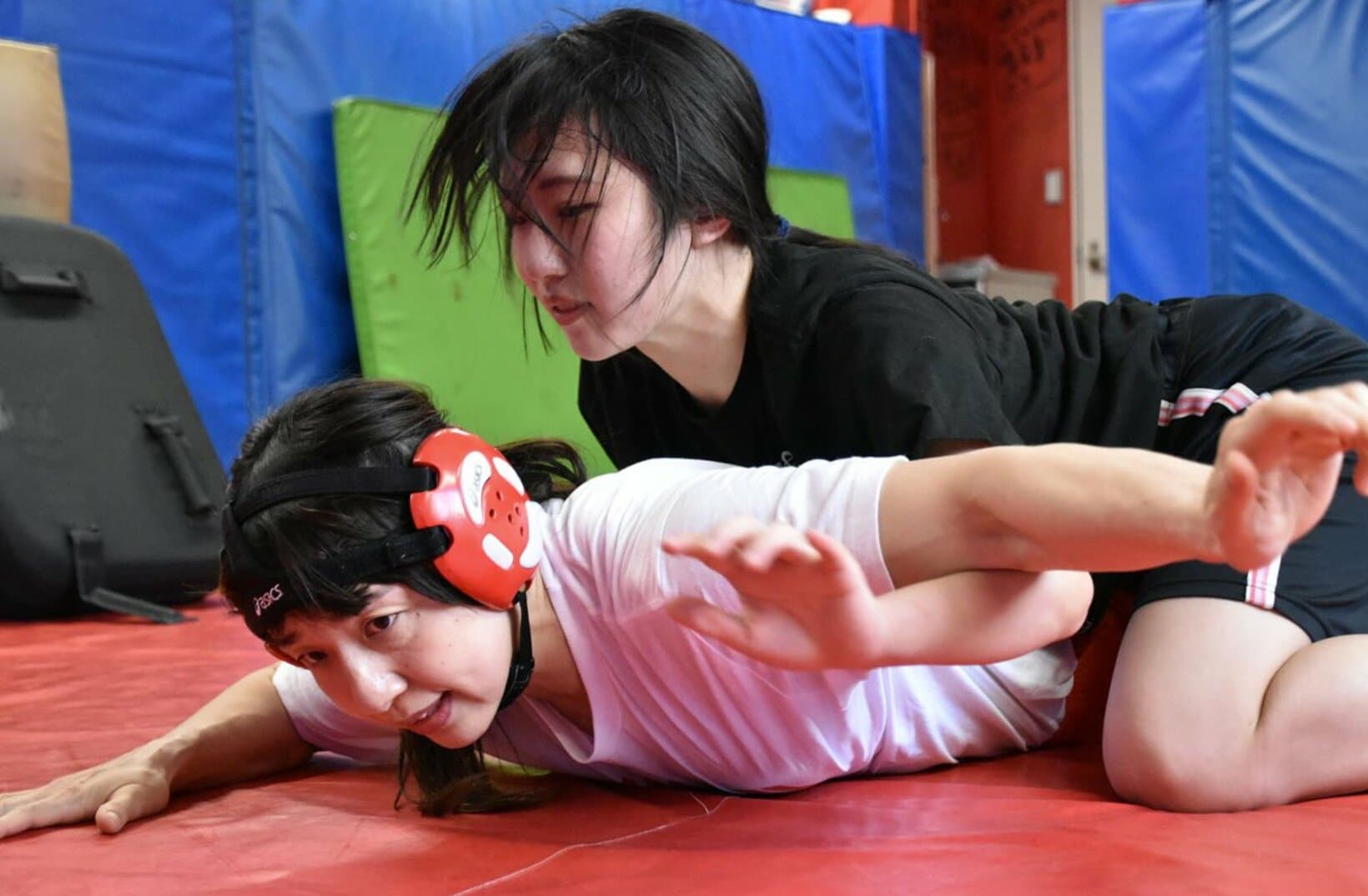 浜口京子を押さえこむ玖麗さやか