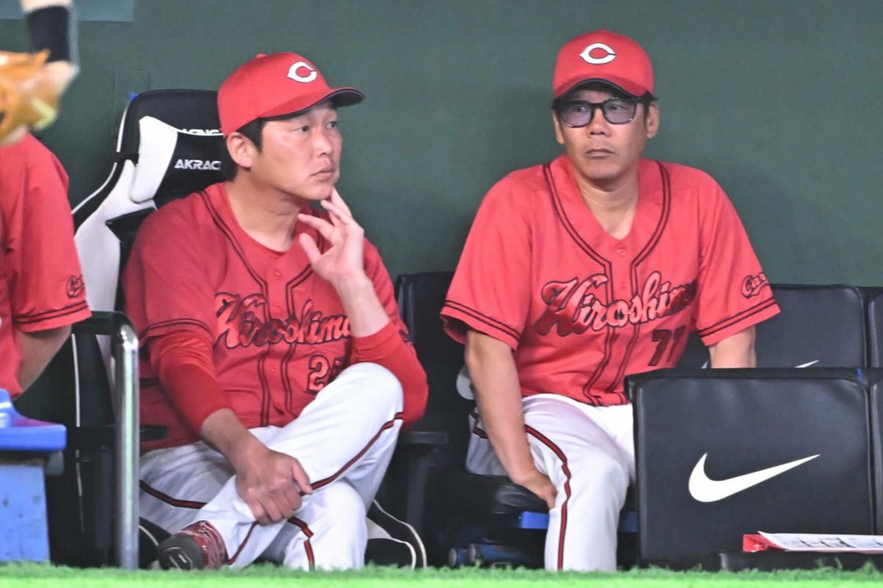 ベンチで思案顔の広島・新井監督(左)と藤井ヘッド