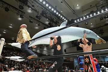 の橋幸夫(左)の肛門に巨大イルカを突き刺したバラモン兄弟