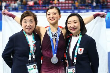 （左から）中野園子コーチ、坂本花織、グレアム充子コーチ