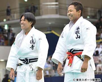 表彰式で笑顔のヌンイラ華蓮（左）と高橋ルイ