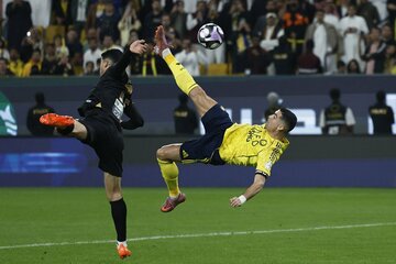 11月23日の試合でオーバーヘッドキックを決めるロナウド（ロイター）