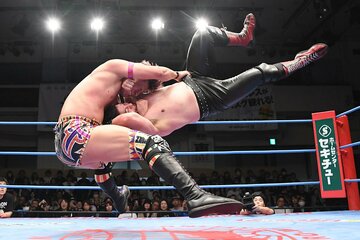 巨体の斉藤ジュン(右)デス・ルーレットで仕留めた綾部蓮