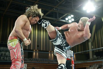 棚橋弘至(左)にハイキックを放つYuto-Ice