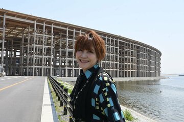 万博会場の大屋根リングを背にした松本梨香
