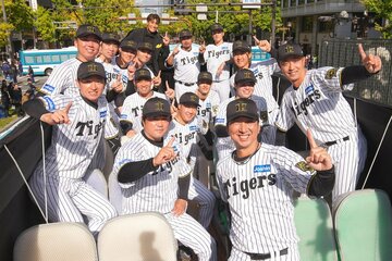 優勝パレード１号車に乗る選手たち　なぜかOB糸井の姿も…