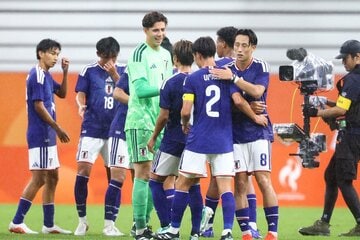 試合に勝利し喜ぶ日本イレブン