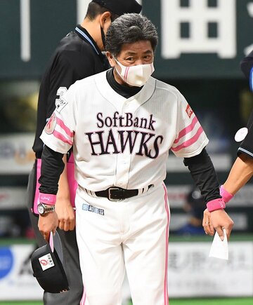  西武戦のメンバー交換を終えた工藤監督
