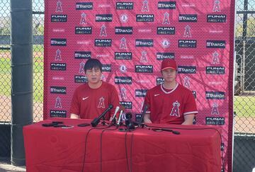  水原通訳（左）と並んで会見した