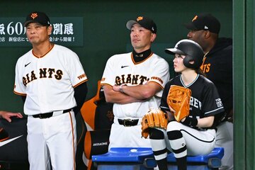 この日はゲームの主導権を奪えなかった巨人・阿部監督(中)