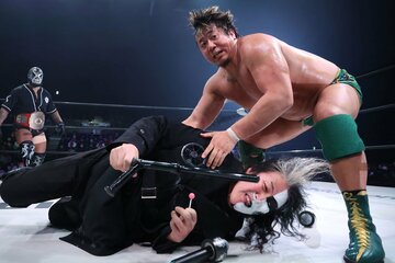 試合後乱入したヨシ・タツを排除する稲村