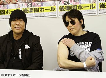衝撃告白したシャーク土屋。左は大仁田