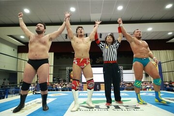 今治でも凱旋試合で勝利した上村優也(左から2人目)。左はウルフアロン、右はオレッグ・ボルチン