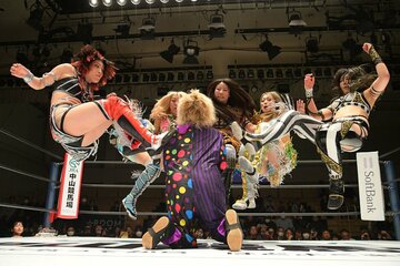 フキゲンです（中央手前）を攻める（左から）林下詩美　天咲光由　AZM　妃南　上谷沙弥　レディ・Ｃ