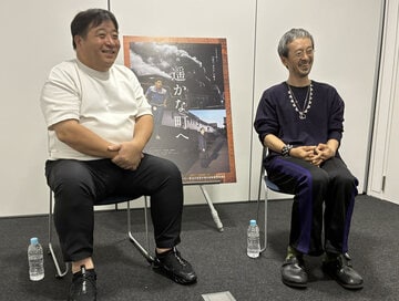 錦織良成監督(左)と中原与志雄役の滝藤賢一