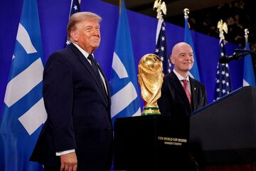 ＦＩＦＡのインファンティノ会長（右）とトランプ大統領（ロイター）