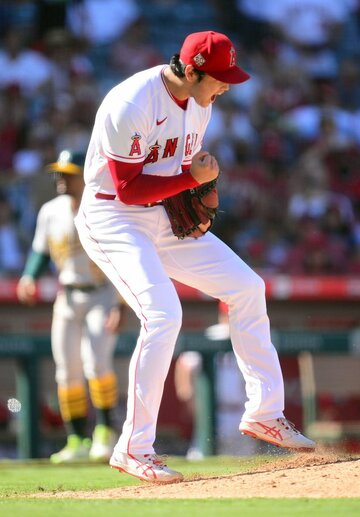  チャプマンを三振に仕留め雄たけびを上げる大谷（ロイター＝USA　TODAY　Sports)