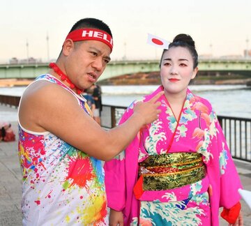  たんぽぽ・白鳥(右)とチェリー吉武(ギネス世界記録ＴＭ)