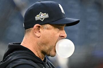 ガムを膨らませるブーン監督（ロイター）