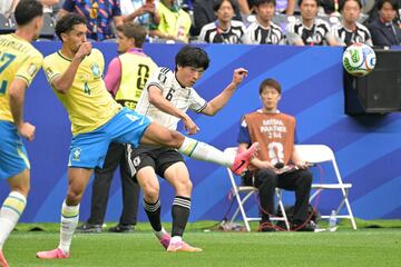 ブラジル戦でクロスを上げる町野修斗
