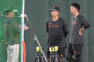 チームに合流した巨人・大勢(中)と戸郷(右)