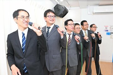 スーツ・眼鏡姿は大学時代から変わらず