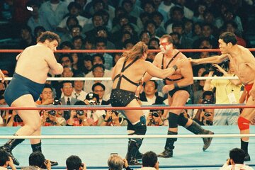 伝説の「日米レスリングサミット」でＧ馬場(右)、Ａ・ジャイアント(左)と対戦したデモリッション（1990年）