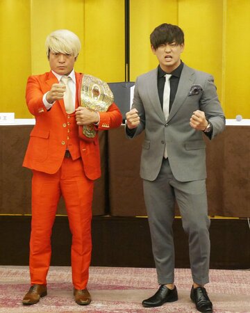  拳王(左)のナショナル王座に挑戦する清宮（東スポWeb）