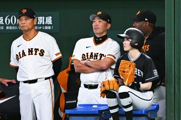 この日はゲームの主導権を奪えなかった巨人・阿部監督(中)