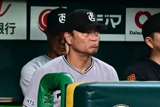 口をとがらせグランドを見つめる巨人・橋上監督代行