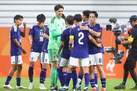 試合に勝利し喜ぶ日本イレブン