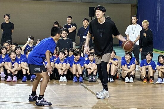 ワークショップで学生と試合をする渡辺雄太(右)