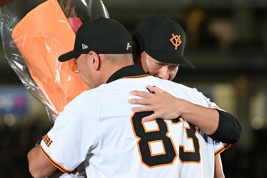 阿部慎之助監督（右）と抱き合う長野久義